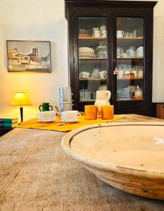 Cette chambre comprend une table avec un grand bol en bois. dans l'établissement IL TRAPPETO B&B, à Laterza