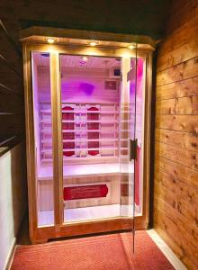 - un sauna avec une porte en verre dans la pièce dans l'établissement IL TRAPPETO B&B, à Laterza