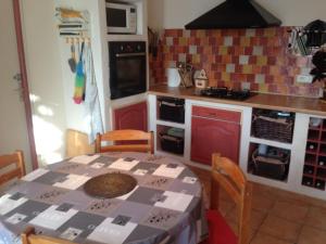 a kitchen with a table with a plate on it at Los olivos in Bize-Minervois