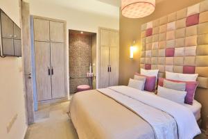 1 dormitorio con 1 cama grande y baño en Riad Raoud Rayhane, en Essaouira