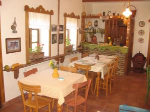 etno kuća Đeram餐厅或其他用餐的地方