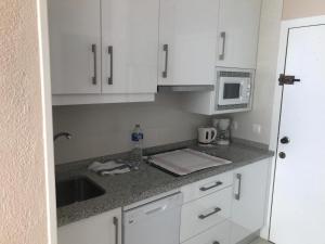 Kuchyňa alebo kuchynka v ubytovaní SERVICE APART LAZARO - Aguamarina 1 dormitorio