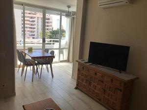 Televízia a/alebo spoločenská miestnosť v ubytovaní SERVICE APART LAZARO - Aguamarina 1 dormitorio