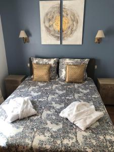 a bedroom with a bed with two towels on it at Les plantous de Severo in Cénac-et-Saint-Julien