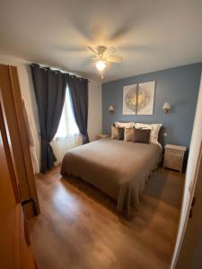 a bedroom with a bed and a ceiling fan at Les plantous de Severo in Cénac-et-Saint-Julien