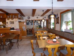 a restaurant with wooden tables and chairs and a dining room at Gasthof Neusitz in Neusitz
