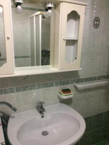 y baño con lavabo blanco y espejo. en Villa Vasagè, en Torre Squillace