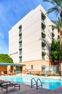 un hotel con piscina frente a un edificio en Hyatt Place Scottsdale/Old Town en Scottsdale