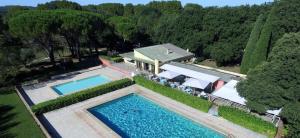 Vista de la piscina de Domaine Le Moulin Neuf o alrededores