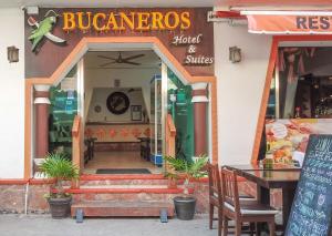 un restaurante con un cartel en la parte delantera en Hotel Bucaneros Isla Mujeres, en Isla Mujeres