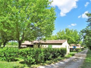 una casa al lado de una carretera en Domaine Le Moulin Neuf, en Saint-Quentin-la-Poterie