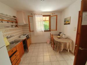 Kuchyň nebo kuchyňský kout v ubytování Dionisos Studios and Apts Skiathos + 16 fotografií