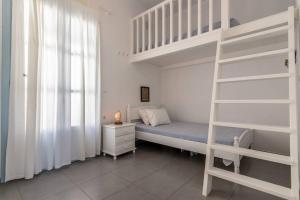 - une chambre avec des lits superposés et une échelle dans l'établissement Vista Mare Pollonia, à Pollonia