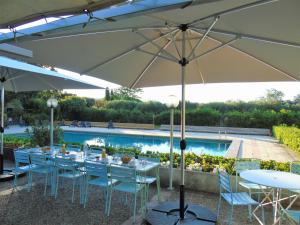 Un restaurante o sitio para comer en Domaine Le Moulin Neuf