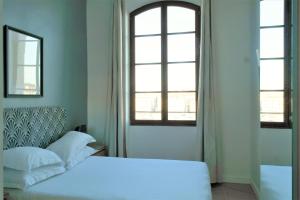 a bedroom with a bed and a window at Hotel Belle-Vue Vieux-Port in Marseille