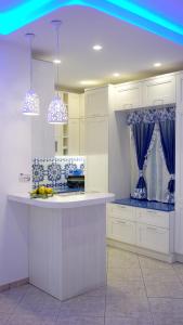 eine Küche mit weißen Schränken und einer blauen Arbeitsplatte in der Unterkunft Mira Vico Apartments in Vico Equense