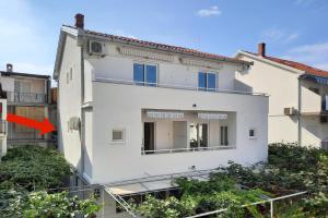 a view of a white building with a red arrow at Apartmani podaca in Podaca
