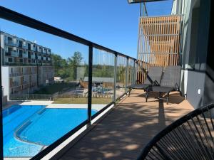 Bazén v ubytovaní Apartamenty Sunrise Kolobrzeg Podczele alebo v jeho blízkosti