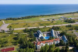 eine Luftansicht eines Resorts in der Nähe des Ozeans in der Unterkunft Apartamenty Sunrise Kolobrzeg Podczele in Kołobrzeg