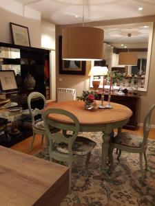 uma mesa de jantar e cadeiras numa sala de estar em Casa de Leça em Leça da Palmeira