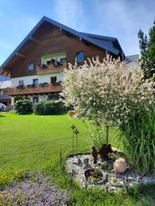 uma casa com um jardim em frente em Pension Kreuzinger, 5310 Tiefgraben em Mondsee