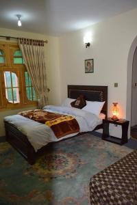 1 dormitorio con 1 cama grande en una habitación en Hunza Mountain Breeze Motel, en Baltit