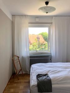 Una cama o camas en una habitación de HEMMET Simrishamns vandrarhem och B&B