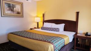 ein Hotelzimmer mit einem Bett und einem Bild an der Wand in der Unterkunft Hampton Inn (not a Hilton Affiliate) Camp Hill - Harrisburg SW in Harrisburg