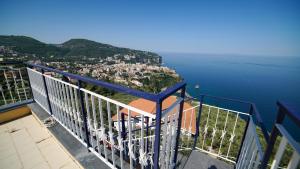 una vista aérea de una ciudad a un lado del agua en Mira Vico Apartments, en Vico Equense
