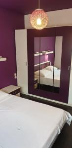 Un pat sau paturi într-o cameră la Apartments and Rooms Ivana