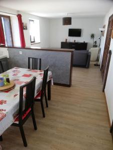 een eetkamer en een woonkamer met een tafel en stoelen bij gite les chaumeix in Prondines