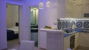 una cocina con fregadero y estufa horno superior en Mira Vico Apartments, en Vico Equense 28 fotos más