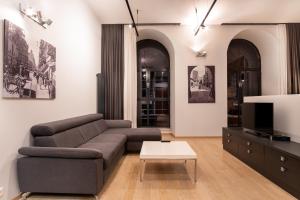 sala de estar con sofá y TV en Your Aparts - Lofty Scheiblera, en Łódź