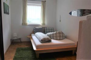 ハインツェンベルクにあるFerienwohnungen Margretのソファ、枕、窓が備わる客室です。