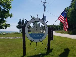 Gallery image of Square Rigger Harbor Motel in Baileys Harbor +12 photos