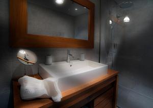 ein Badezimmer mit einem weißen Waschbecken und einem Spiegel in der Unterkunft The View - Gite Sancy in Montpeyroux