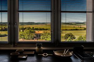 une fenêtre de cuisine avec vue sur un champ dans l'établissement The View - Gite Sancy, à Montpeyroux