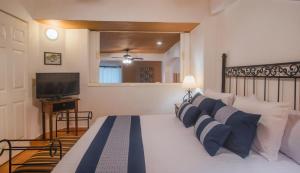 Ліжко або ліжка в номері One Beach Street Zona Romantica Puerto Vallarta