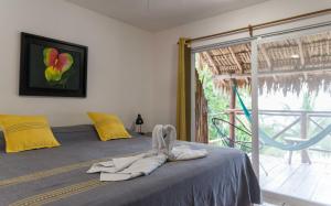 um quarto com uma cama com uma toalha em Amigos Hotelito em Bacalar