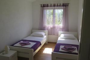 Un pat sau paturi într-o cameră la Lumbrela Apartments