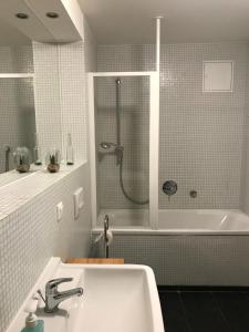 Koupelna v ubytování Neue FEWO Juventia (87 m²) - Neuseenland ganz nah!
