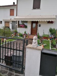 une maison dotée d'un portail avec une statue. dans l'établissement Leoni, à Santa Giustina