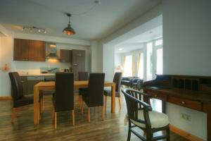 a kitchen and dining room with a table and chairs at Ferienwohnung Warnemünde in Warnemünde