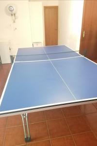 eine blaue Tischtennisplatte in einem Zimmer in der Unterkunft Sierra de Aracena Cala Huelva in Cala