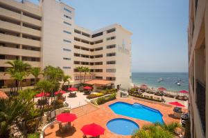 Vaade basseinile majutusasutuses Hotel Delfin Puerto Vallarta või selle lähedal