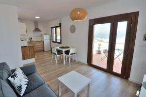 un salon avec un canapé et une table dans l'établissement ATALAYAS 153, à Peñíscola