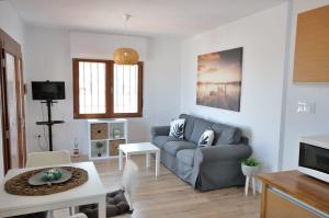 un salon avec un canapé et une table dans l'établissement ATALAYAS 153, à Peñíscola