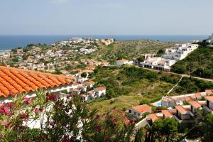 une ville sur une colline avec des maisons et l'océan dans l'établissement ATALAYAS 153, à Peñíscola