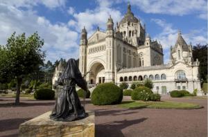 Gallery image of EL PARADISE - Coeur de Ville et Basilique au Balcon in Lisieux