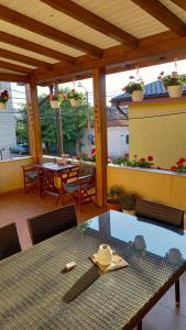 patio con tavolo, sedie e tetto di Vila Trandafir a Constanţa